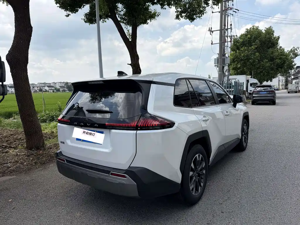 Toyota RAV4 — миниатюра 5