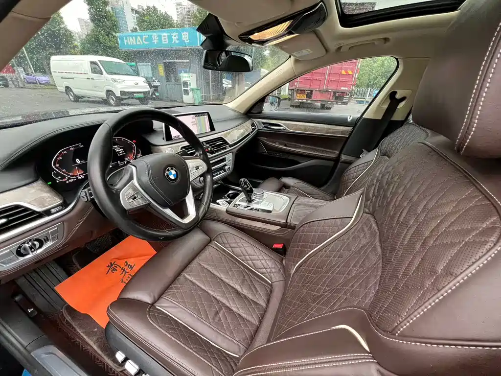 BMW 7 Series — миниатюра 4