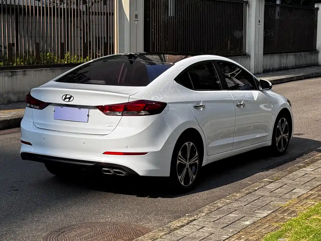 Hyundai Elantra — миниатюра 10