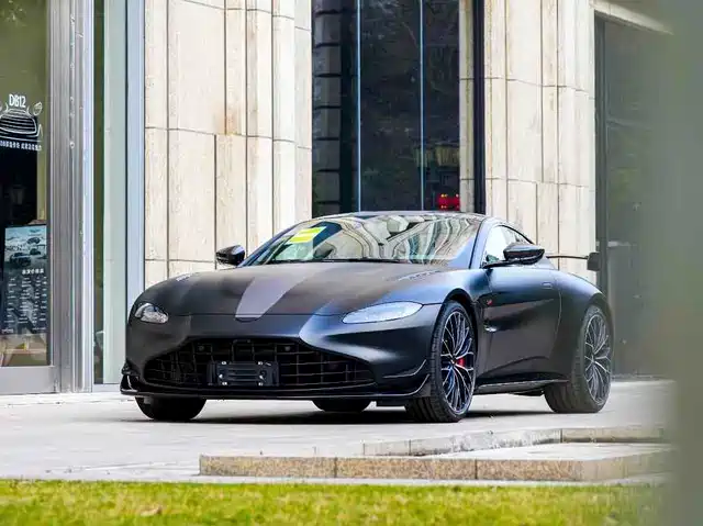 ASTON MARTIN V8 VANTAGE 2025