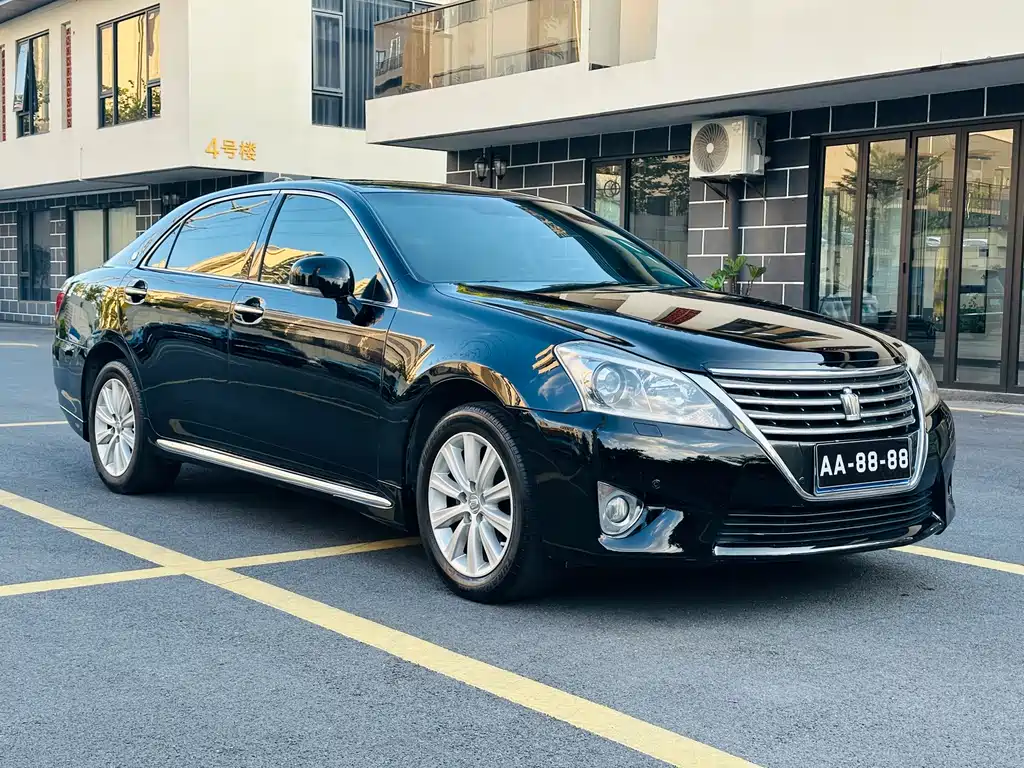 Toyota Crown — миниатюра 3