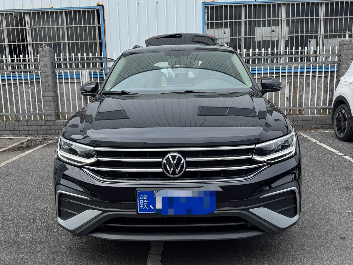 Volkswagen Tiguan L 1.4 л 2022 г. Чёрный, пробег 48000 км