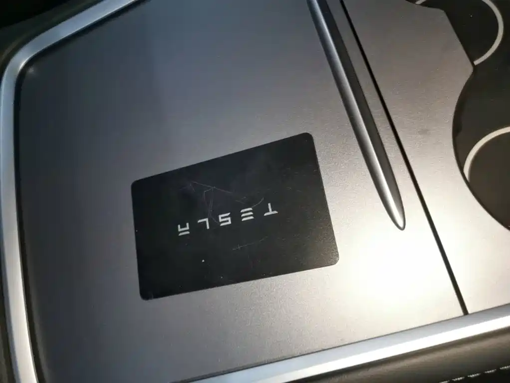 Tesla Model Y — миниатюра 9