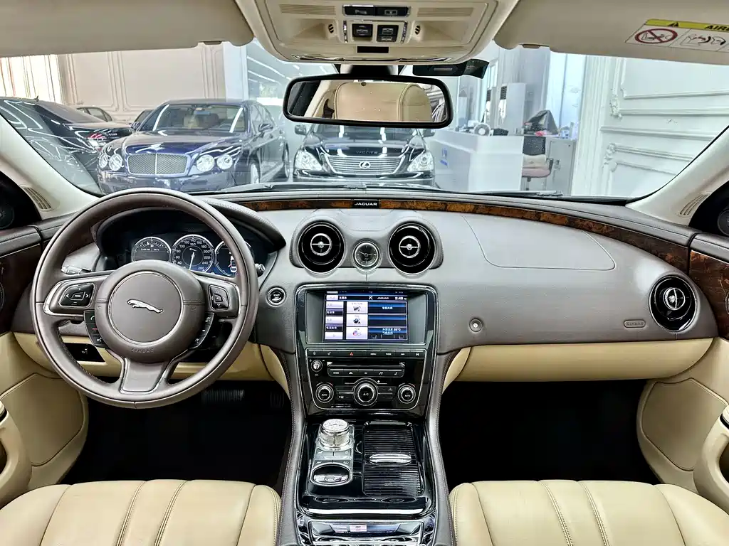 Jaguar XJ — миниатюра 6