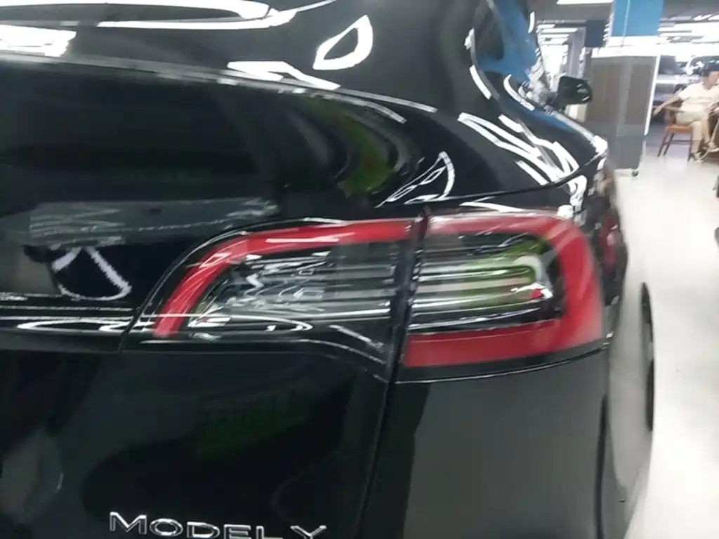 Tesla Model Y — миниатюра 8