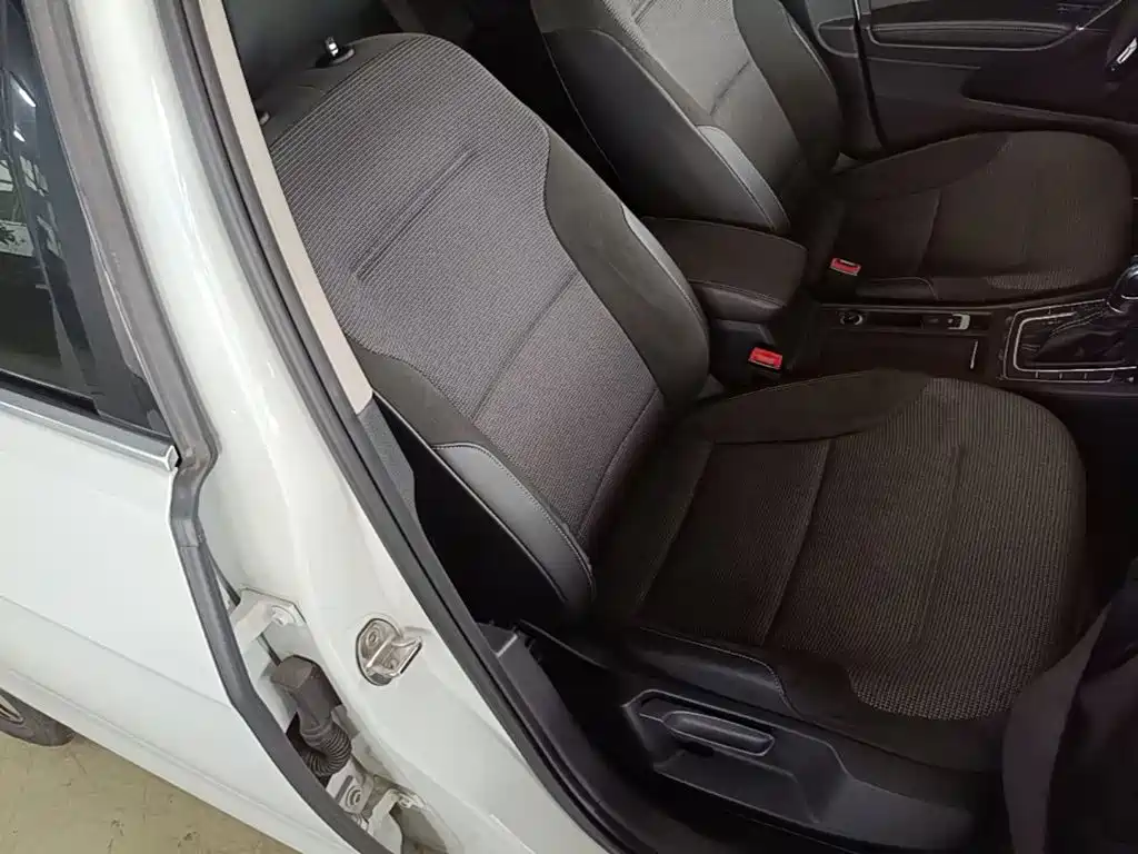 Volkswagen Golf EV — миниатюра 25
