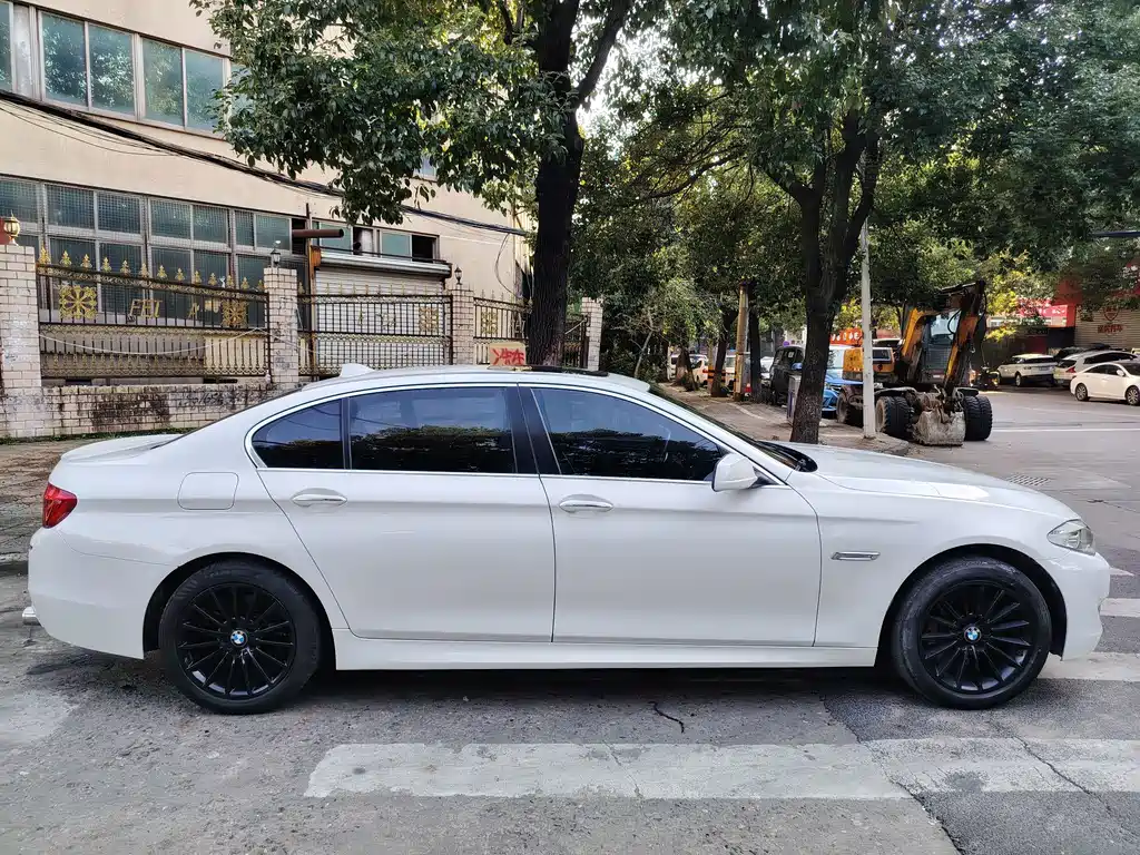 BMW 5 Series — миниатюра 9