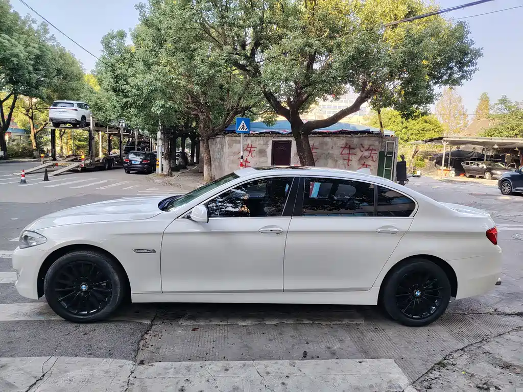 BMW 5 Series — миниатюра 10