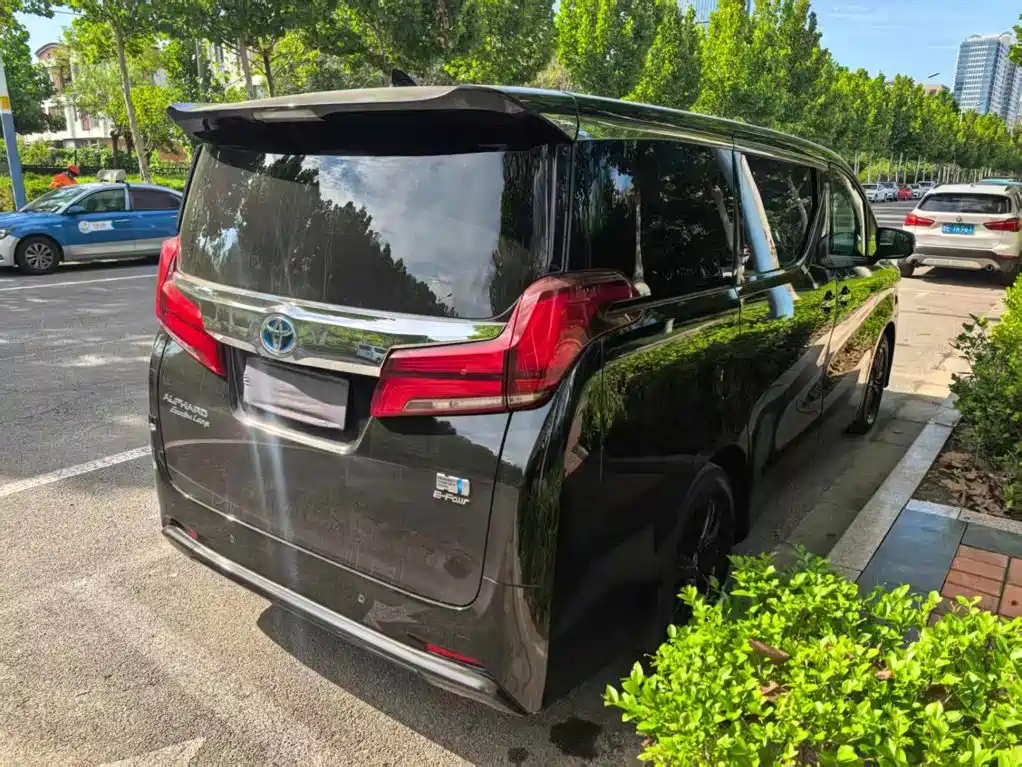 Toyota Alphard — миниатюра 6