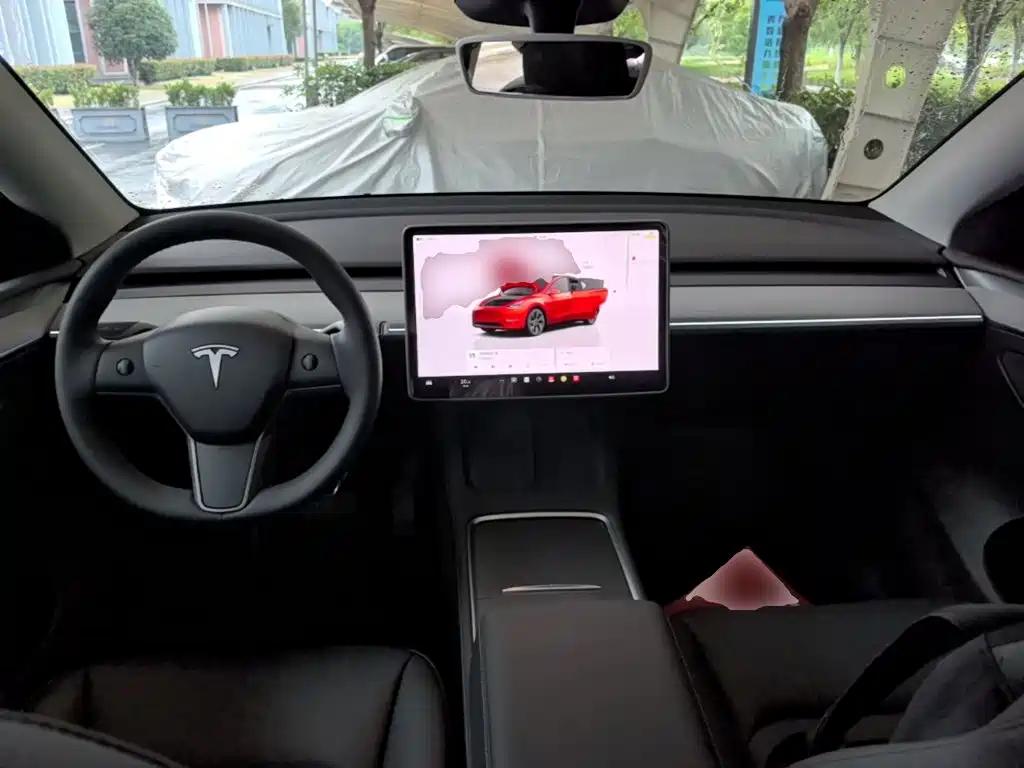 Tesla Model Y — миниатюра 10