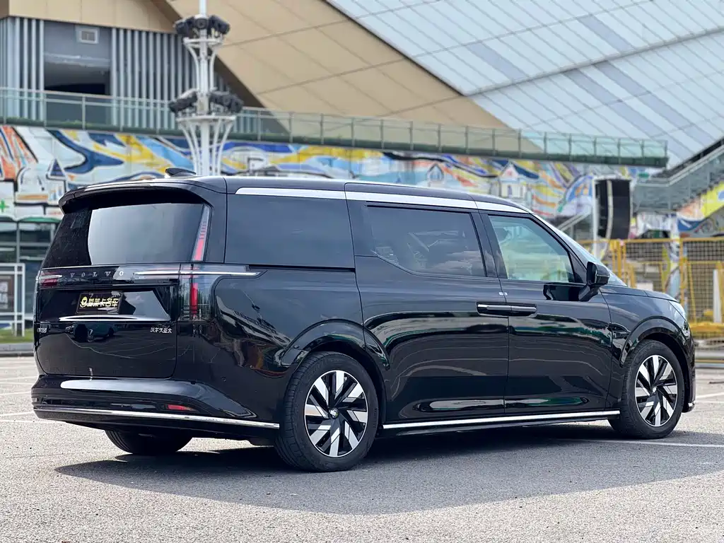 Volvo EM90 2025 Ultra мест