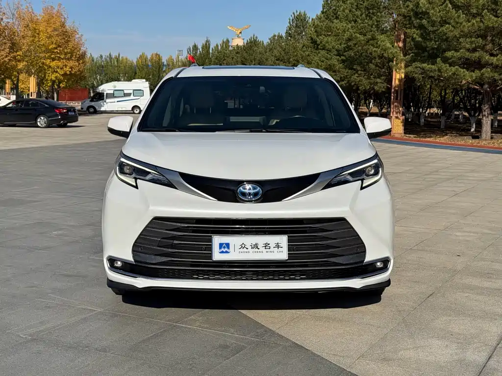 Toyota Sienna — миниатюра 2