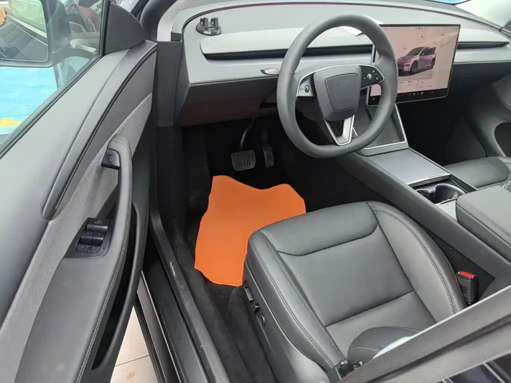 Tesla Model Y — миниатюра 16
