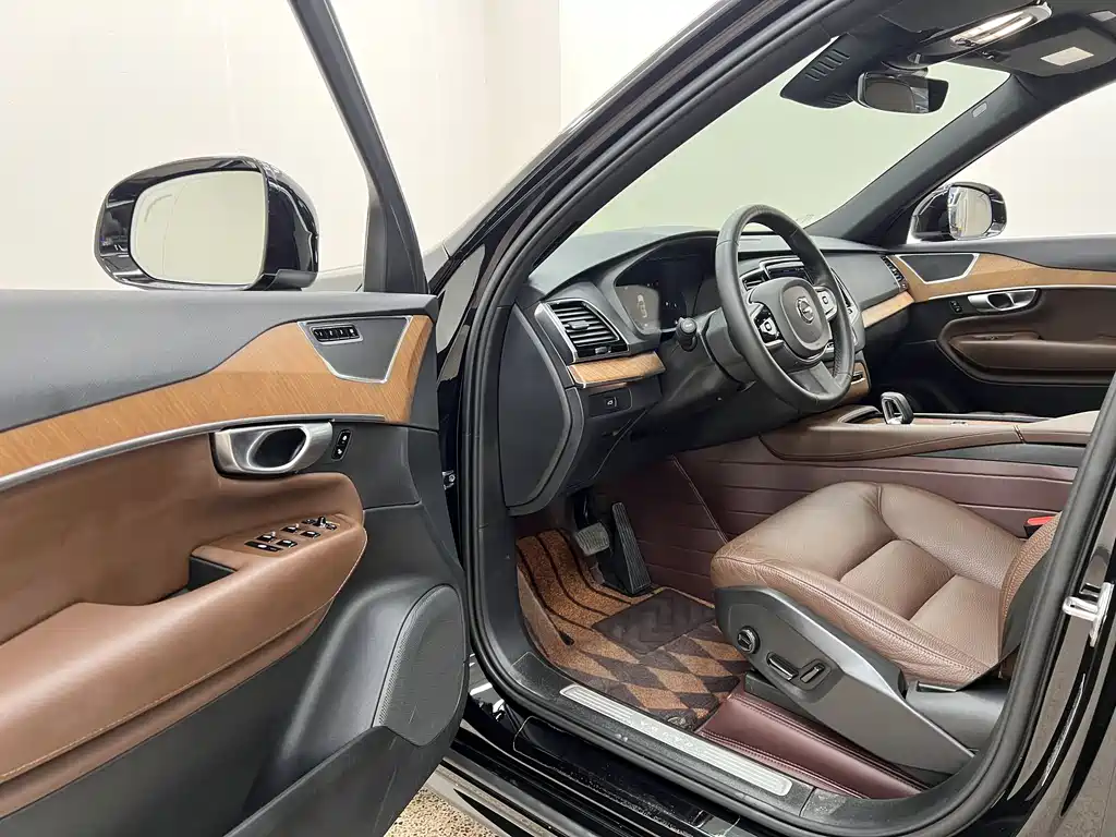 Volvo XC90 2023 B6 Luxury 7 мест