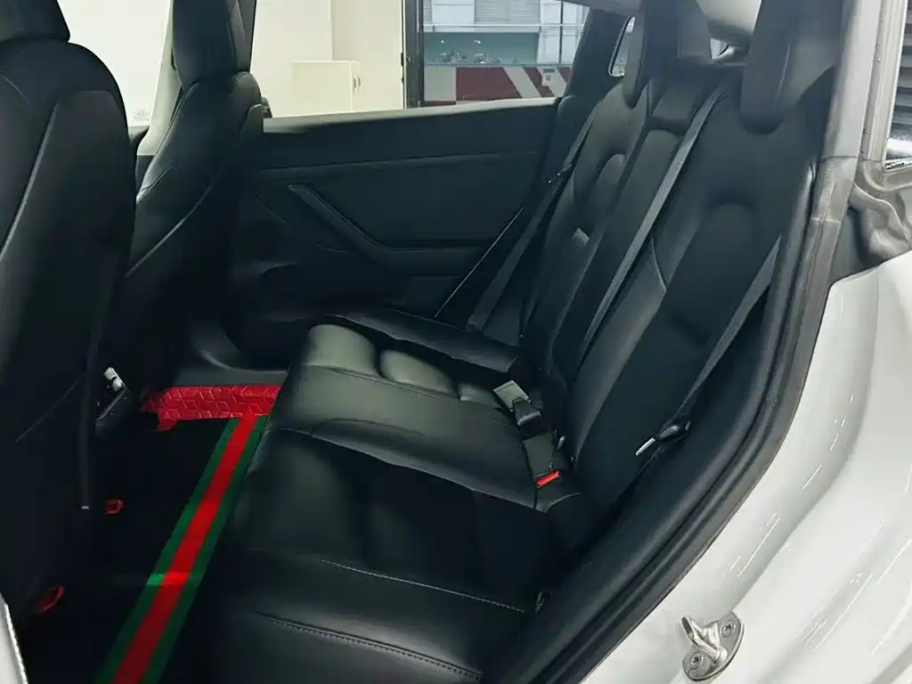 Tesla Model 3 — миниатюра 9