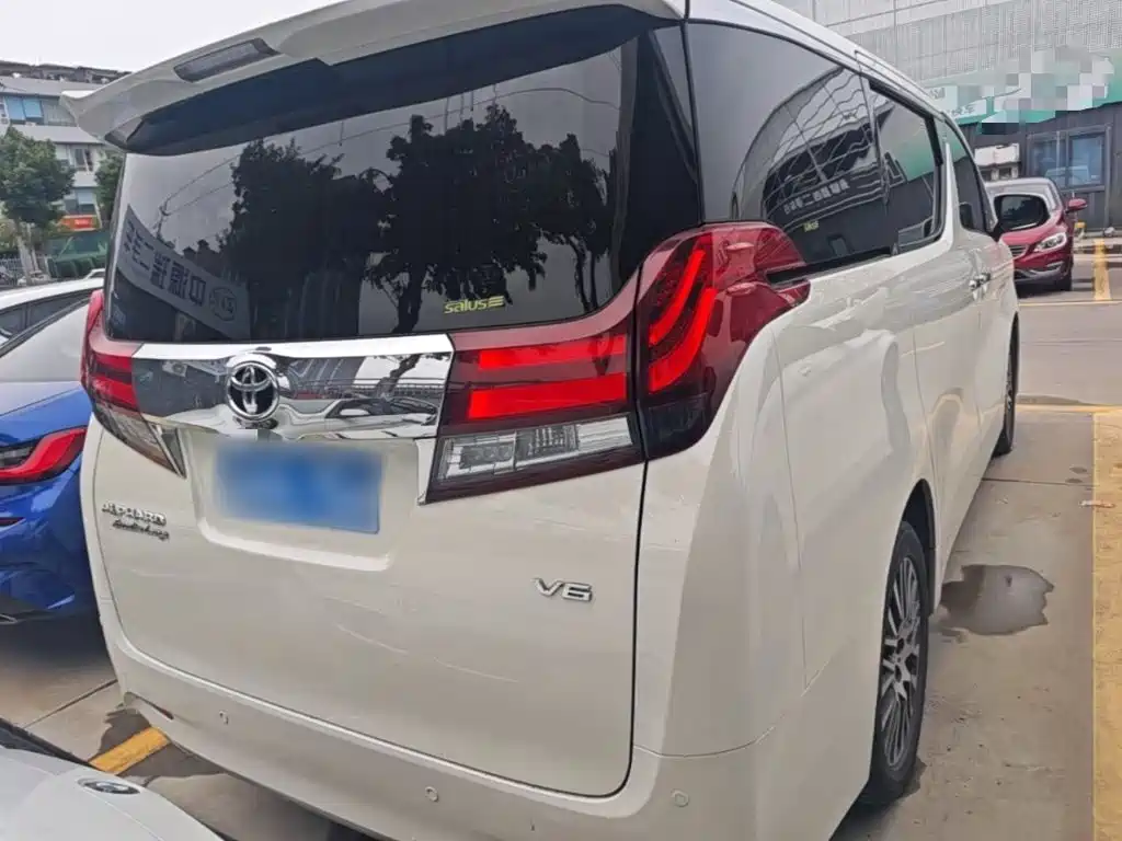 Toyota Alphard — миниатюра 7