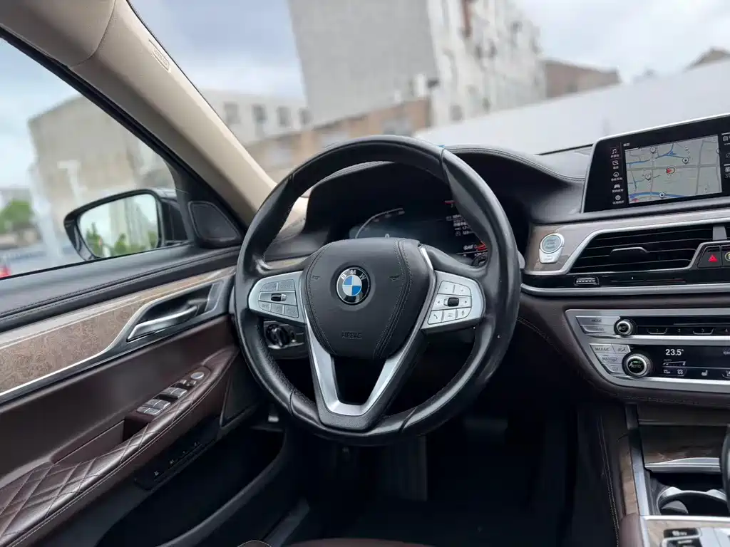 BMW 7 Series — миниатюра 9