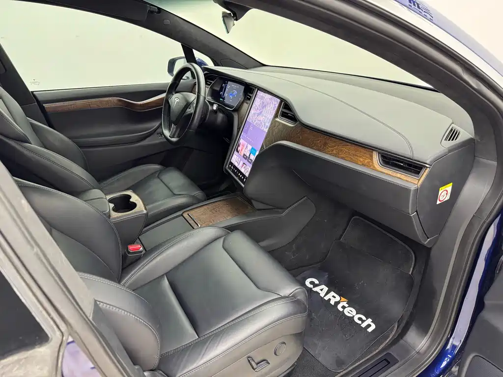 Tesla Model X — миниатюра 12