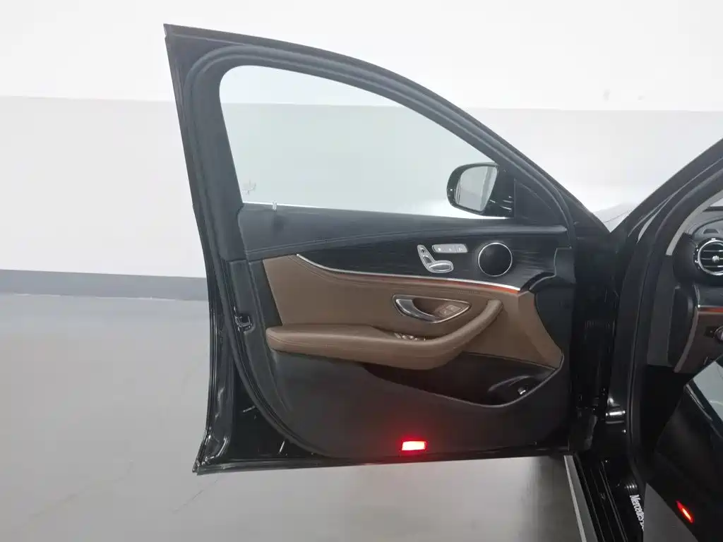 Mercedes-Benz E-Class — миниатюра 8