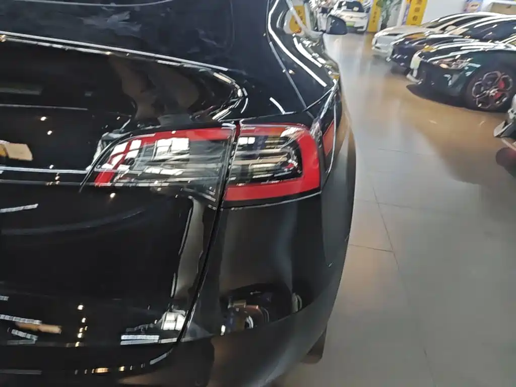 Tesla Model Y — миниатюра 8