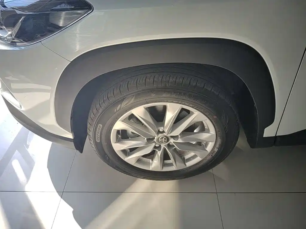 Toyota Corolla Cross — миниатюра 23