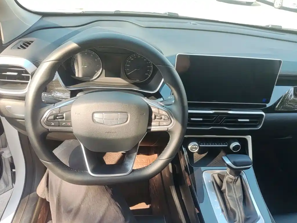 Geely Binyue — миниатюра 10