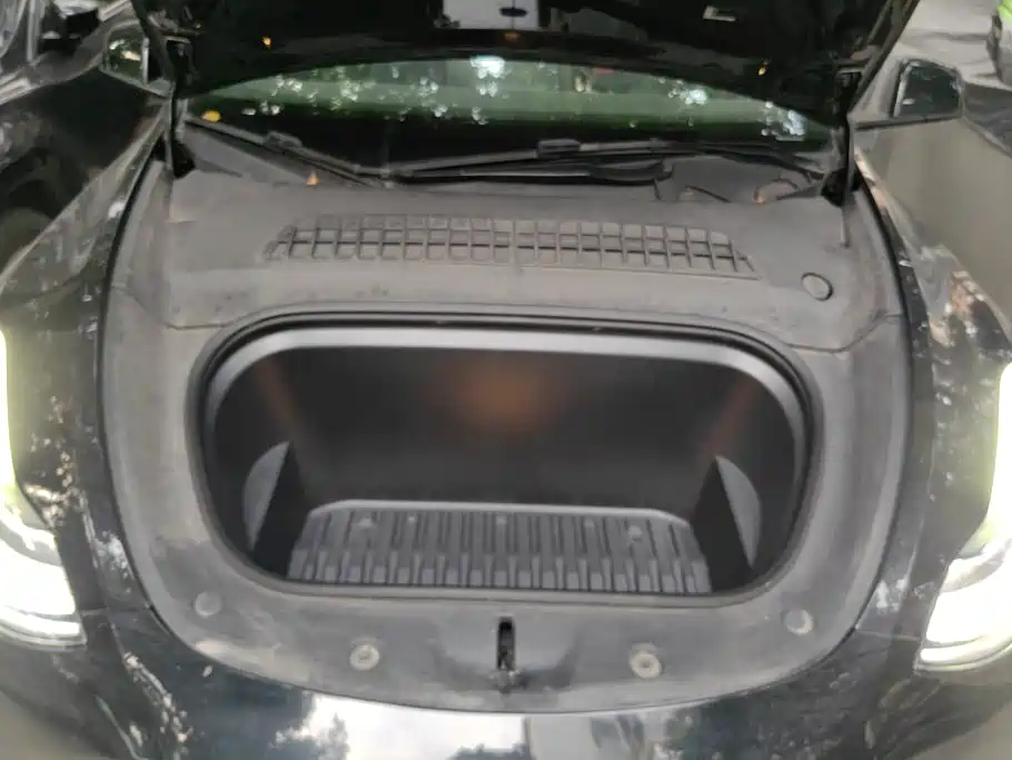 Tesla Model Y — миниатюра 10