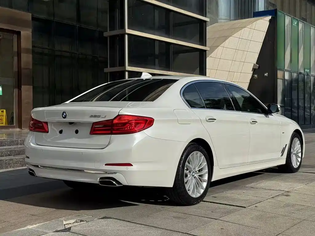 BMW 5 Series — миниатюра 12