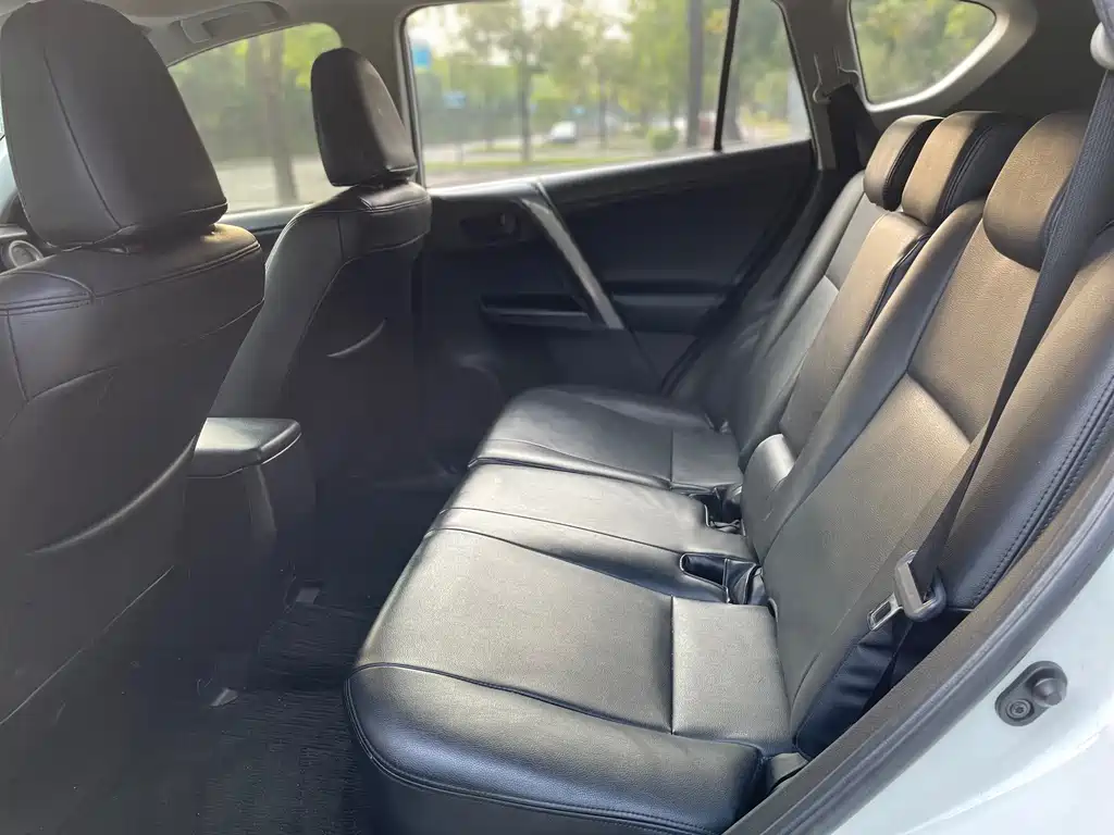 Toyota RAV4 — миниатюра 6
