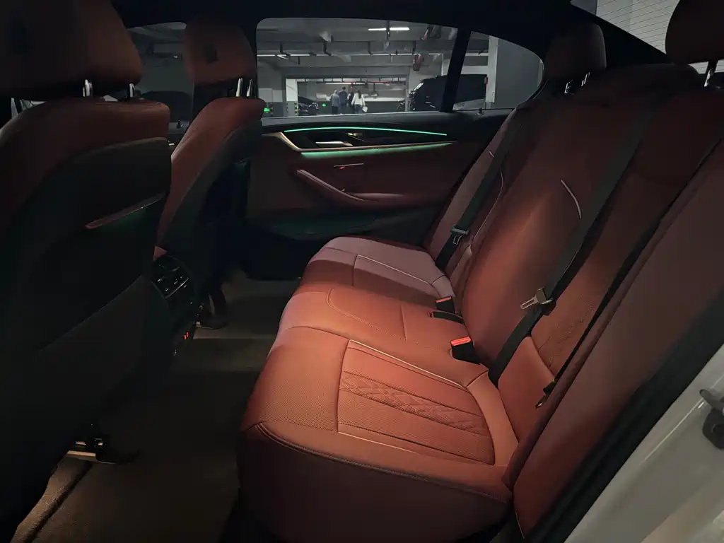 BMW 5 Series — миниатюра 8