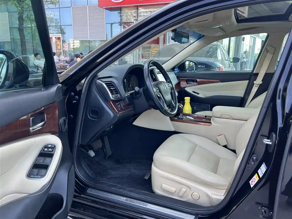 Toyota Crown — миниатюра 4
