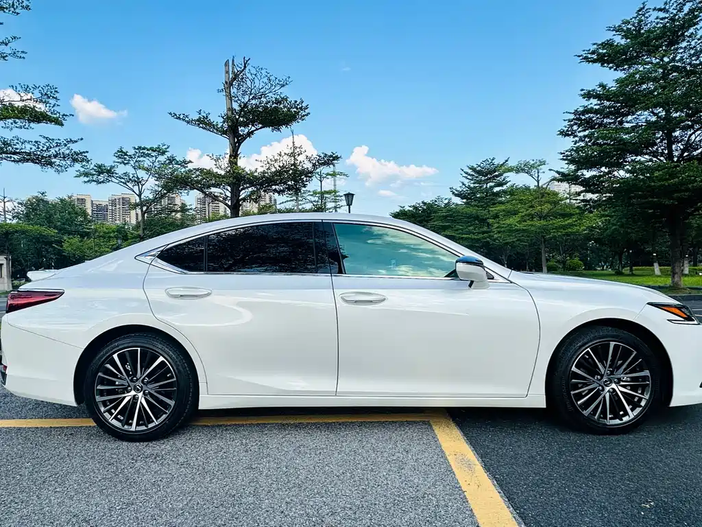Lexus ES — миниатюра 11