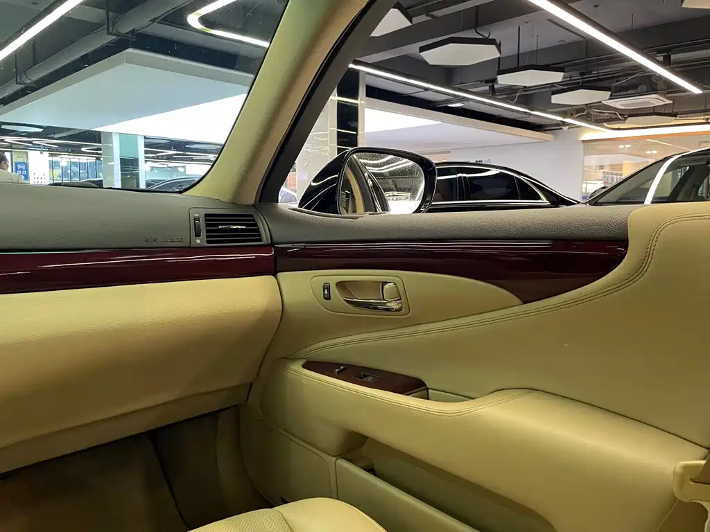 Lexus LS — миниатюра 22