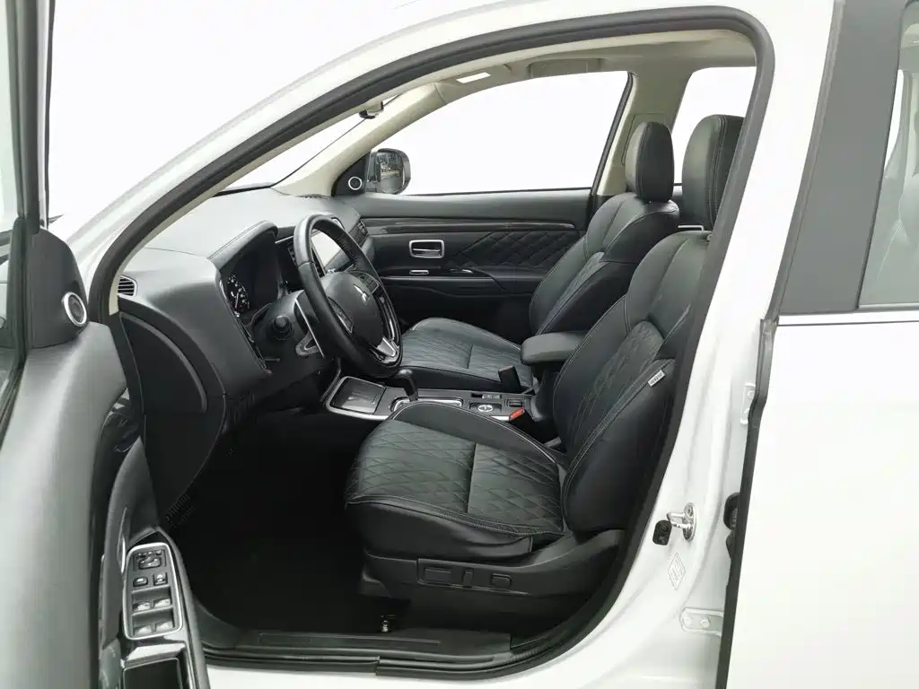 Mitsubishi Outlander — миниатюра 10