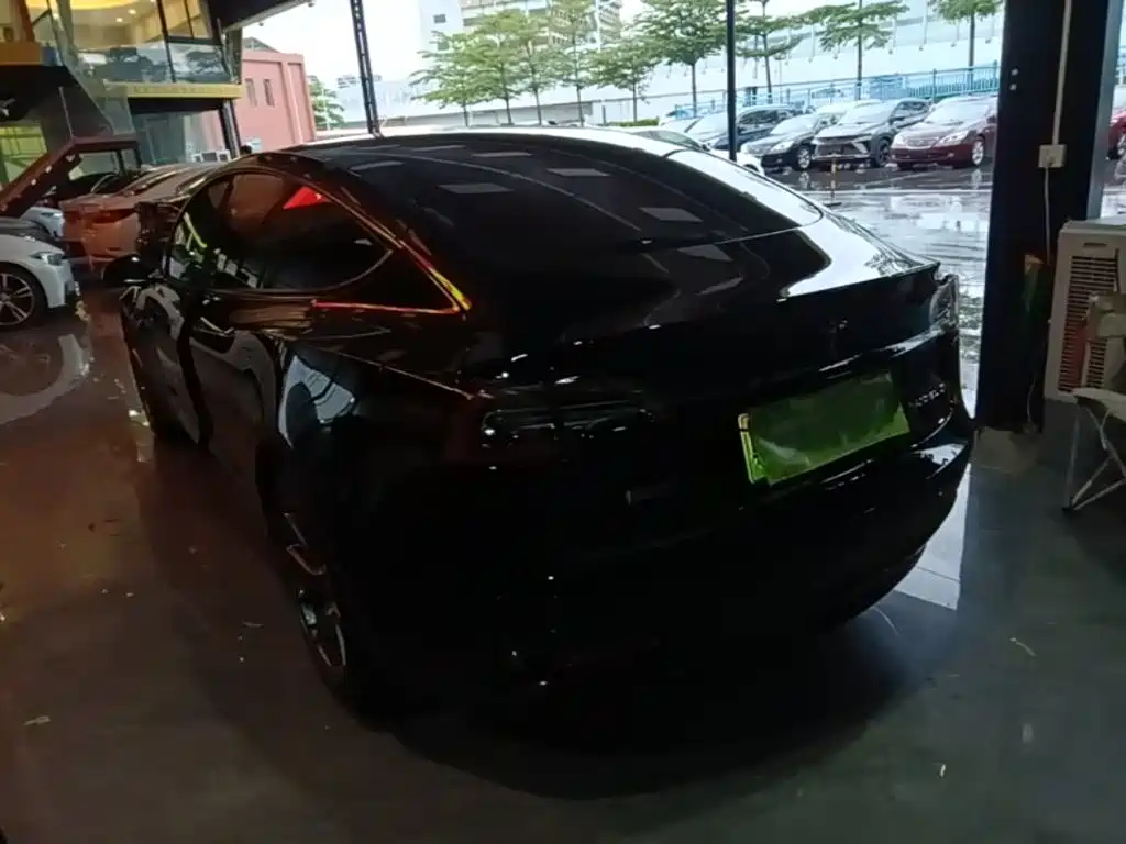 Tesla Model 3 — миниатюра 5