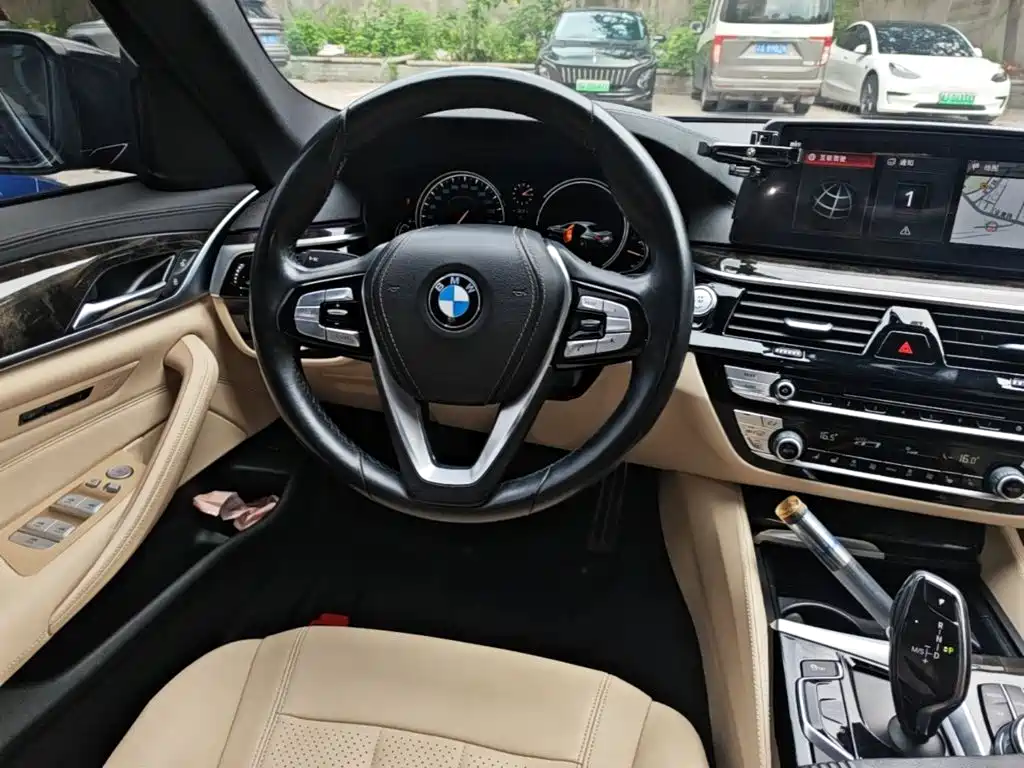 BMW 5 Series — миниатюра 11