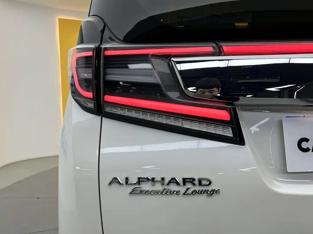 Toyota Alphard — миниатюра 16