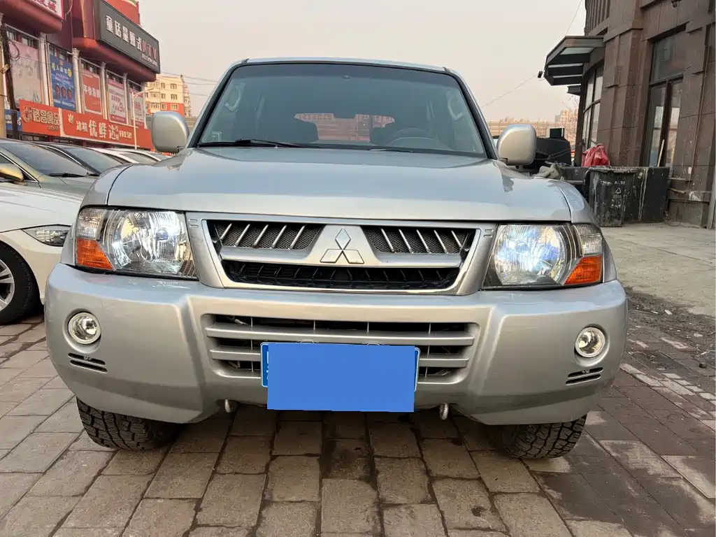 Mitsubishi Pajero — миниатюра 2