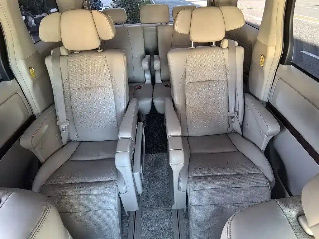 Toyota Alphard — миниатюра 11