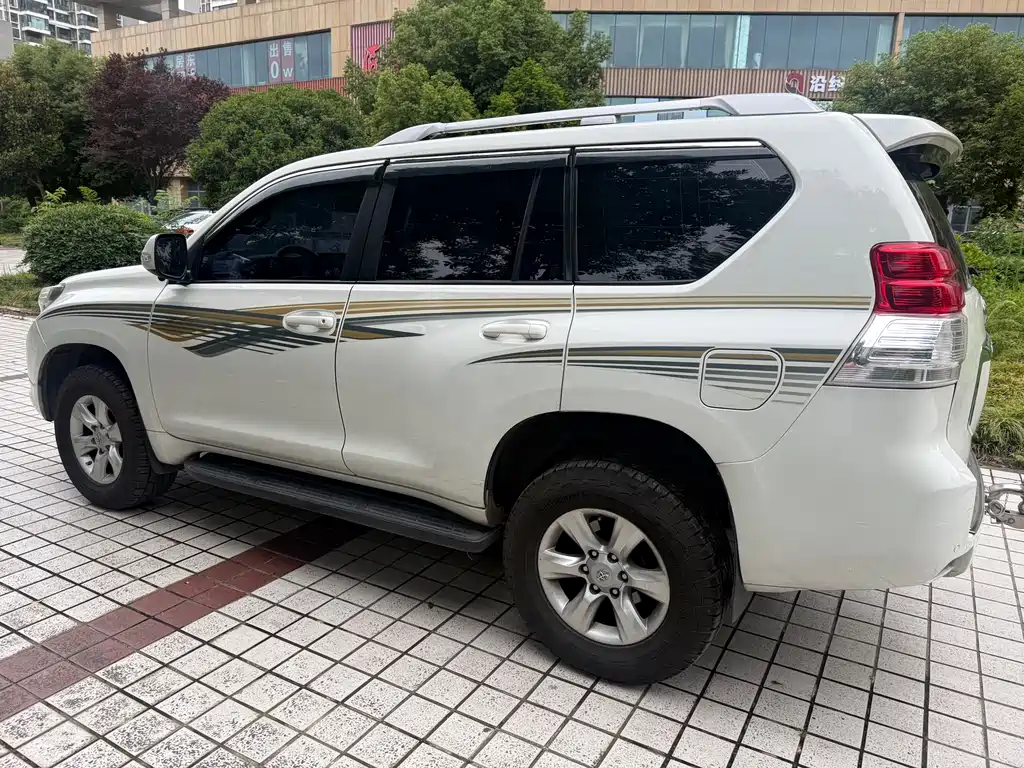 Toyota Land Cruiser Prado 2010 2.7L AT Standard