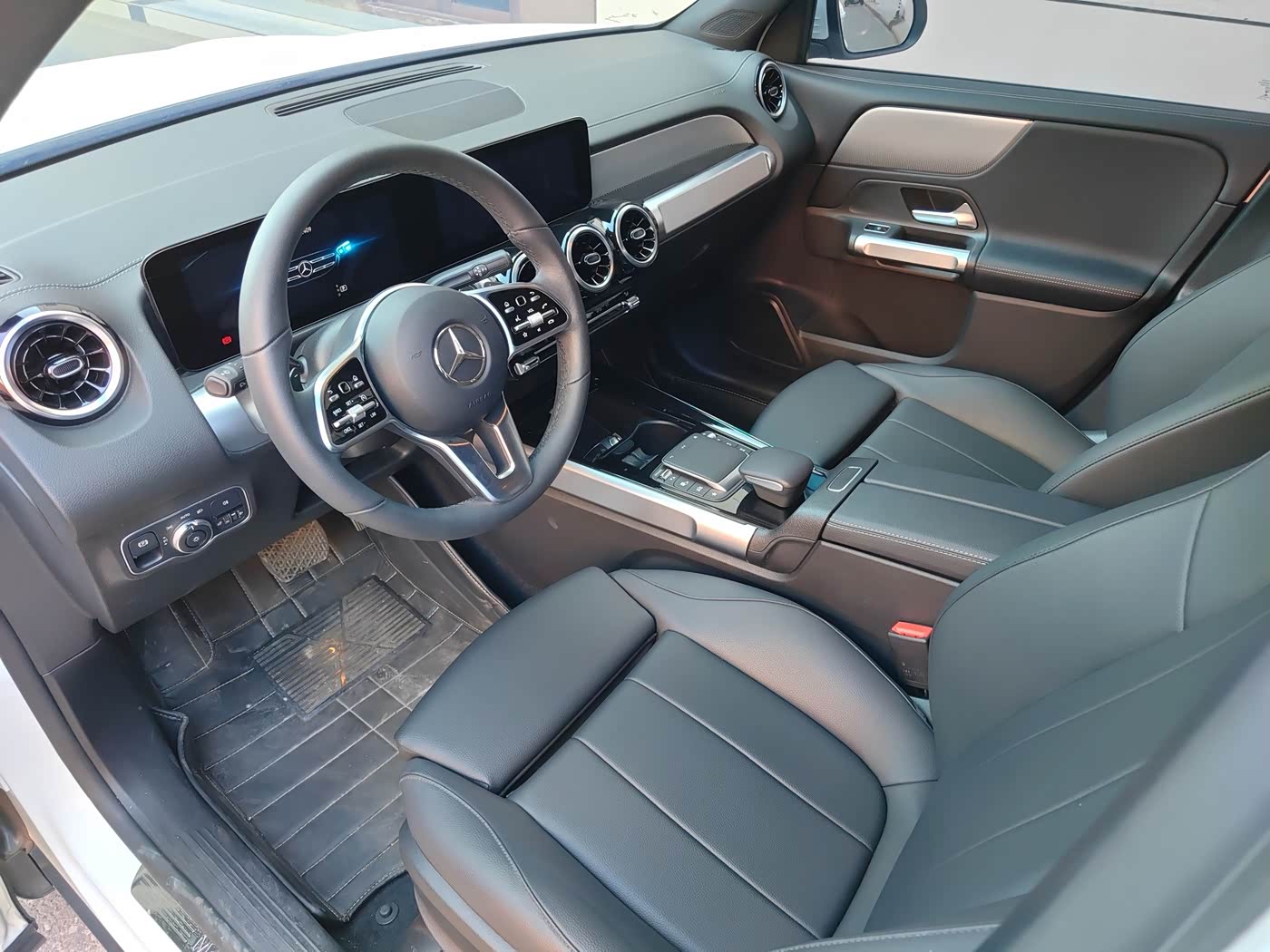 Mercedes-Benz GLB 1.3 л 2022 г. Белый, пробег 2200 км
