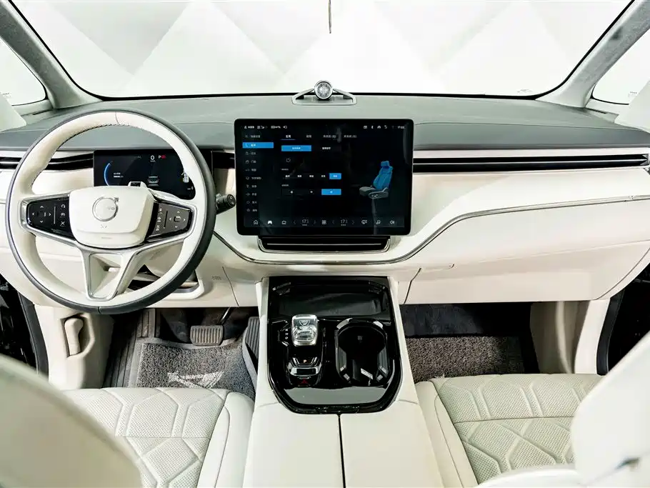 Volvo EM90 — миниатюра 13