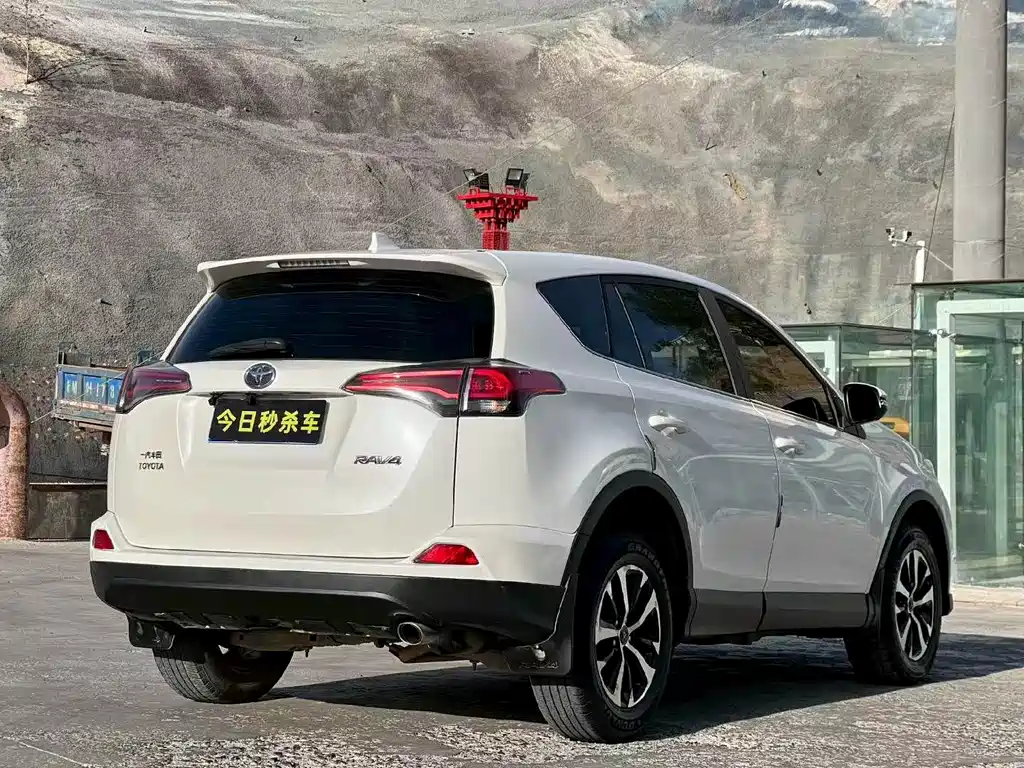Toyota RAV4 — миниатюра 9