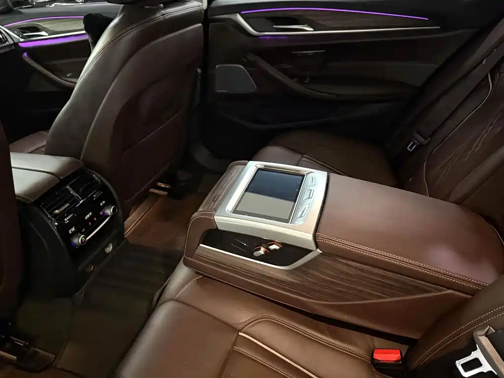 BMW 5 Series — миниатюра 7