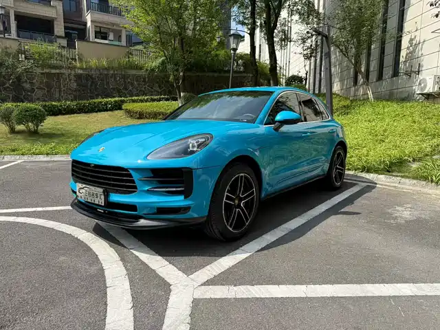 PORSCHE MACAN