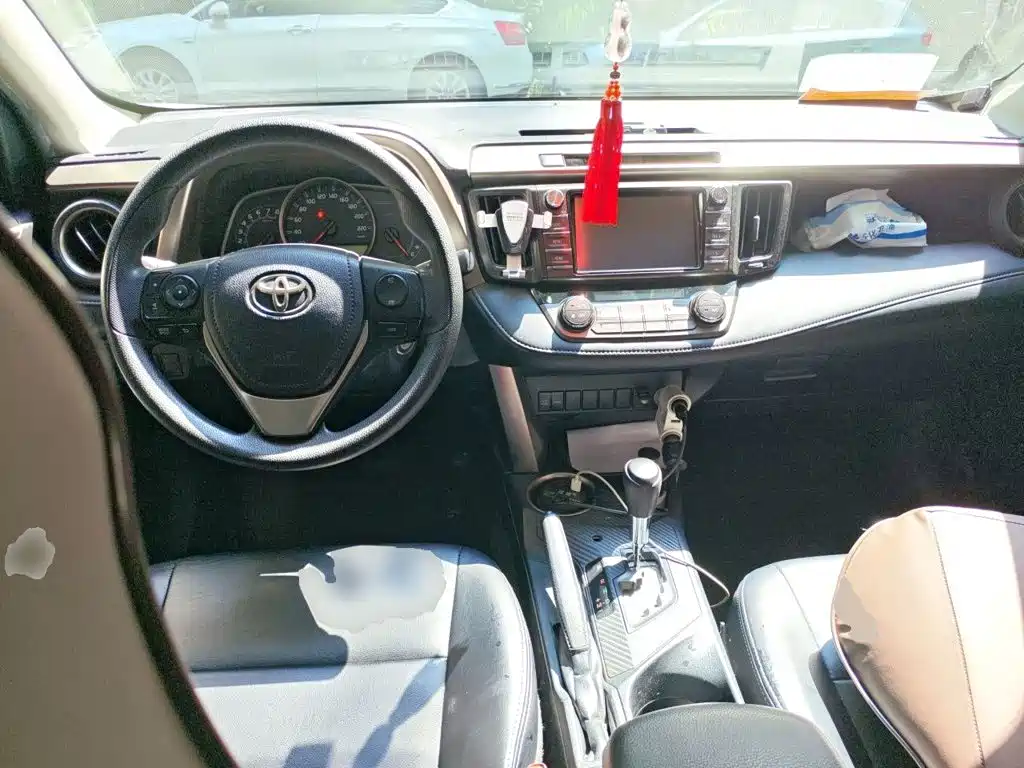 Toyota RAV4 — миниатюра 5