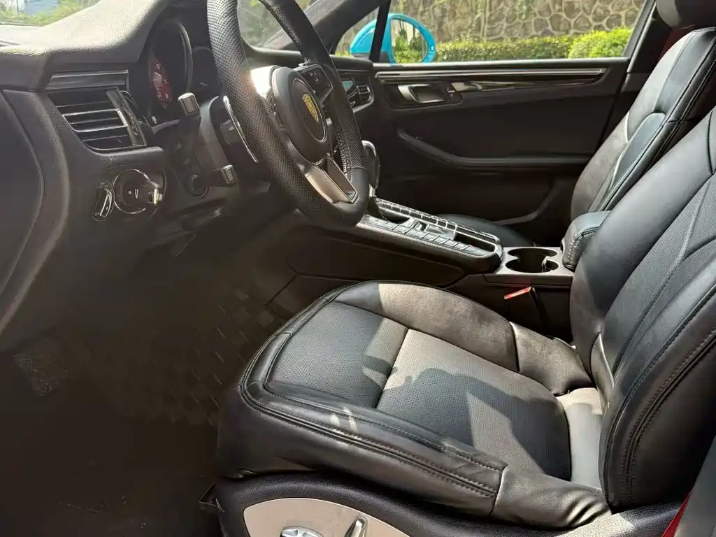PORSCHE MACAN