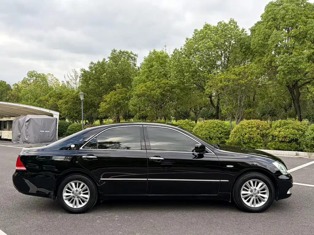 Toyota Crown — миниатюра 4