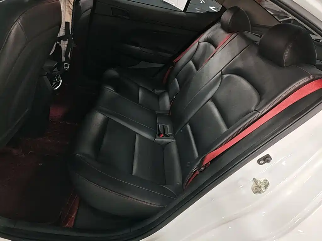 Hyundai Elantra — миниатюра 17