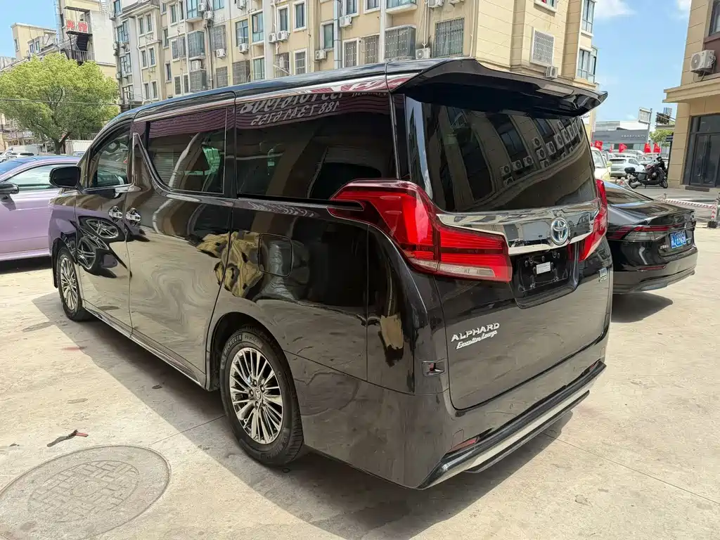Toyota Alphard — миниатюра 8